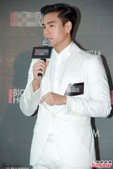 组图：彭于晏出席品牌活动 一身白衣帅气抢镜