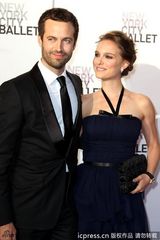 组图：娜塔丽优雅亮相春季舞会 与夫携手秀恩爱