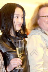 组图：周迅低调现身为品牌代言 展露精灵般笑容