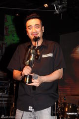 组图：恭硕良出碟感谢林忆莲 送给母亲作生日礼物