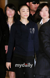 组图：金妍儿2日上午返韩 粉丝热情接机