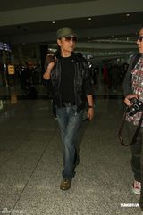 组图：谢霆锋全家旅游回港 谢贤笑对恶疾传闻