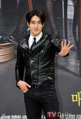 组图：《电视剧之王》发布 崔始源中分头表情搞怪