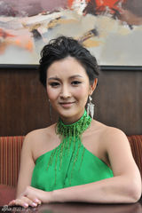 组图：徐帅亮相北京电影节 绿色透视裙惊艳全场