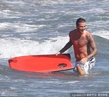 组图：小贝携子海边冲浪拍不停 克鲁兹呛水一脸不爽