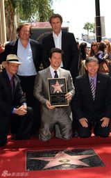 幻灯图集：马克-沃尔伯格星光大道留名 全家人助阵