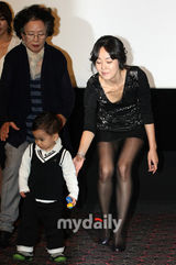 幻灯图集：金允珍《和声》试映 演女囚放声高歌