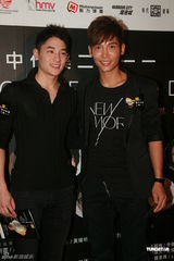 组图：容祖儿帅气造型现身 与卢凯彤支持声演会