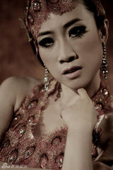 组图：芙蓉姐姐化身妩媚孔雀 装扮火红魅惑放电