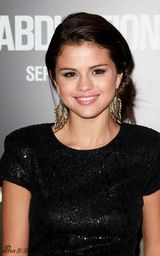 组图：小贾斯汀与女友约会玩低调 被拍以包挡脸