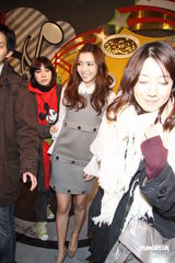 组图：侯佩岑知性装现身 承认订婚否认结婚怀孕