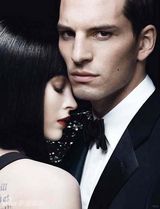 组图：梅根-福克斯拍广告造型冷艳 与男模暗夜暧昧