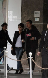 组图：文章马伊琍逛商场 同吃冰激凌显默契