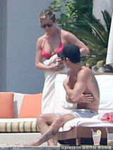 组图：安妮斯顿粉色比基尼 未婚夫泳池激吻