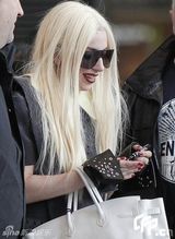 幻灯图：Gaga抵日本做呲牙怪相 胳膊纹身写日文