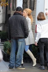 高清图：布莱克-弗莱利街拍 怀抱可爱狗狗出镜