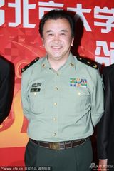 组图：张雨绮陈柏霖等群星现身北京大影节红毯