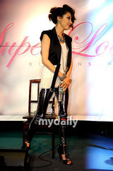 组图：韩歌手金宛善复出乐坛 43岁美丽年轻依旧