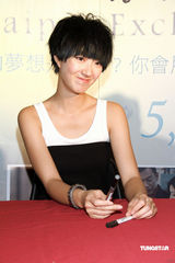 幻灯图：桂纶镁为新片造势 承诺票房创新高穿比基尼