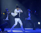 组图：蔡依林爆乳装性感捞金 紧身皮裤秀美腿