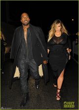 组图：卡戴珊透视装大秀巨乳 东西半球抢镜