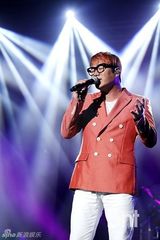 组图：赵容弼尹民秀等献唱展华丽舞台