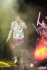 组图：周杰伦开个唱大秀人鱼线 张智霖同台助阵