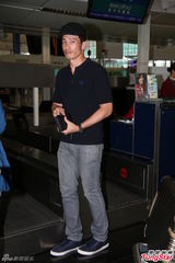 组图：陈豪启程加拿大办婚宴 拒谈陈茵媺怀孕