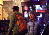 组图：吴莫愁回京军装look抢眼 住快捷酒店