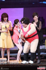 组图：曾志伟薛家燕扮肥姐 郑欣宜隔空寄思念