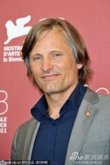 组图：《危险方法》记者会 奈特莉花裙黑超抢眼