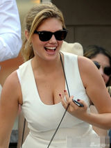 组图：抖奶超模观战网球赛 看台吃热狗大秀乳沟