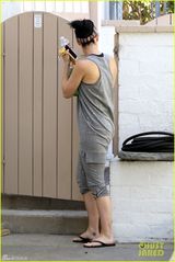 组图：凯蒂佩里素颜会友 穿拖鞋显邋遢