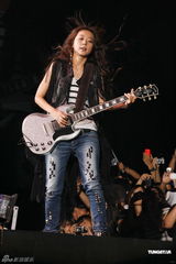 组图：陈綺贞小巨蛋开唱 脚踏车上场展独特摇滚风