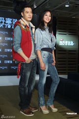 组图：张钧甯携周汤豪走秀 称与何润东不来电