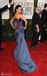 高清组图：女星索菲娅-维加拉优雅现身秀美背