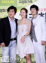 组图：《高龄化家族》试映 孔孝真抹胸短裙清凉