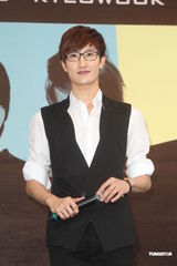 组图：SJ-M台北签唱会 兄弟情深互喂台湾小吃