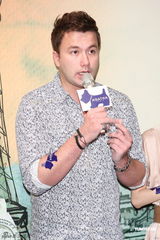 组图：陈匡怡携手黄志玮展现法式浪漫