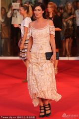 组图：《嫉妒》举行首映 女星紧身裙秀曲线