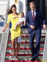 组图：凯特抱子随访澳洲 黄衣明艳狂风吹乱秀发