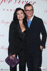 组图：钟楚红低胸马甲亮相劝后辈交友慎重