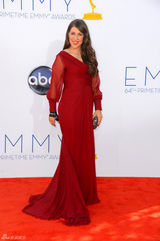 组图：艾美奖红毯 “谢耳朵”女友玛伊姆-比亚利克红裙妖娆