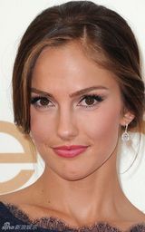 组图：艾美奖红毯 明佳-凯莉蕾丝长裙淑女气质