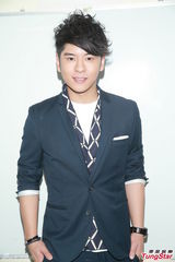 组图：许廷铿再上选秀舞台 开嗓比拼郑俊弘