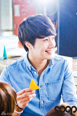 组图：韩星丁一宇拍食品广告变身DJ酷劲十足