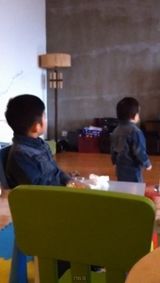 组图：张柏芝两子兄弟友爱 Qunitus陪Lucas打保龄球