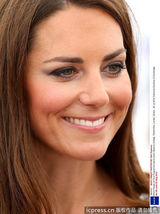 组图：哈利王子逗嫂子凯特王妃莞尔一笑