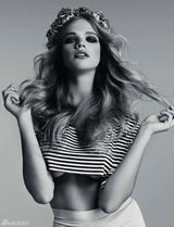 组图：荷兰超模瓦莱丽半裸出镜 豪放秀傲人双峰