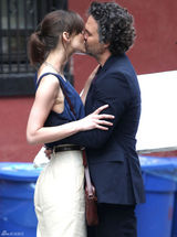 组图：凯拉-奈特利为新片拍摄浪漫吻戏